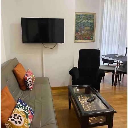 Apartmán In Front Of Coliseum 3 *